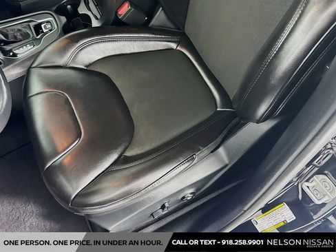 Used 2019 Jeep Cherokee Latitude Plus FWD image 18