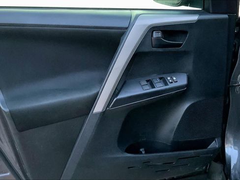 Used 2018 Toyota RAV4 LE FWD image 21