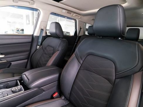 Used 2025 Nissan Pathfinder Platinum w/ Black Appearance Package AWD/4WD image 5