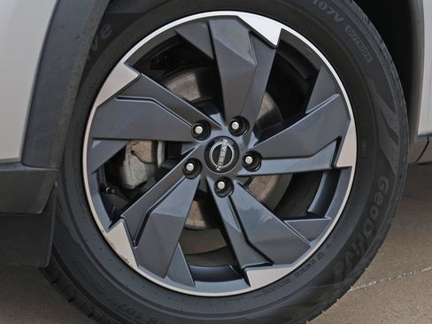 Used 2024 Nissan Rogue SV FWD image 12