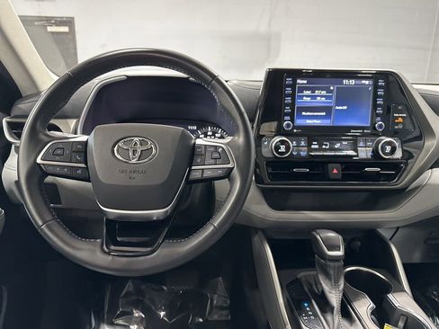 Certified 2021 Toyota Highlander XLE AWD/4WD image 9