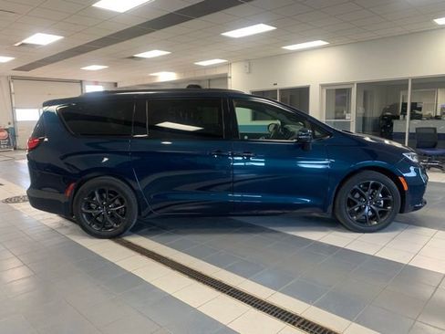 Used 2023 Chrysler Pacifica Touring-L w/ S Appearance Package FWD image 6