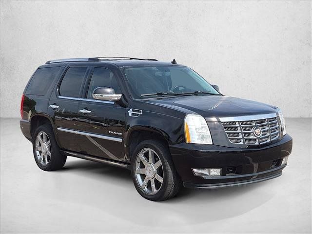 Used 2014 Cadillac Escalade Luxury RWD image 2