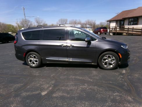 Used 2022 Chrysler Pacifica Limited FWD image 2
