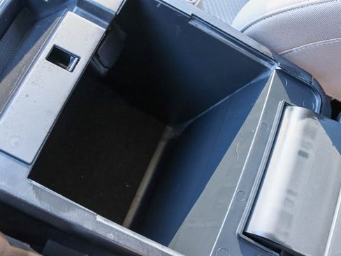 Used 2022 Ford Explorer XLT image 23