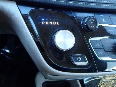 Used 2022 Chrysler Pacifica Touring-L FWD image 22