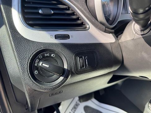 Used 2019 Dodge Journey SE image 30
