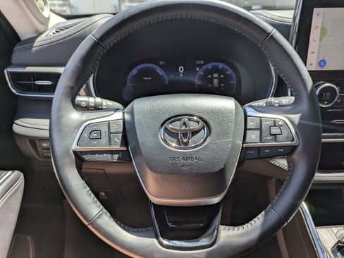 Used 2023 Toyota Highlander Platinum AWD/4WD image 36