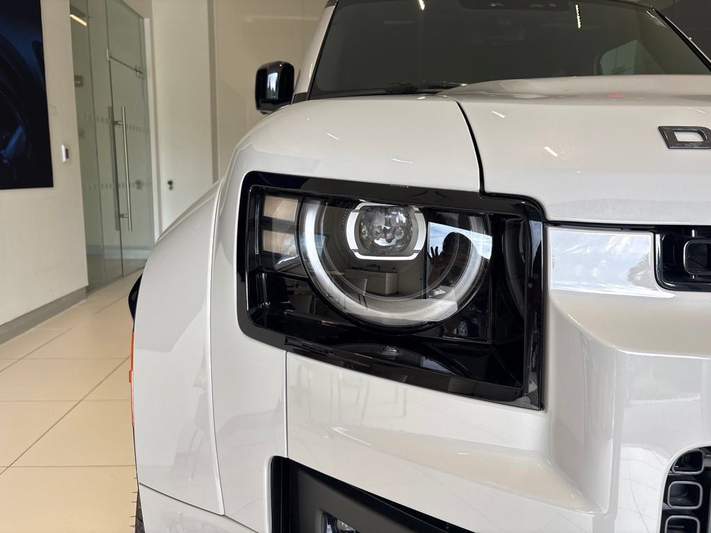 New 2026 Land Rover Defender 110 AWD/4WD image 8