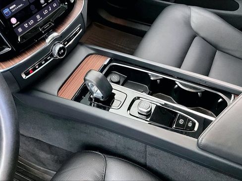 Certified 2023 Volvo XC60 B5 Plus AWD/4WD image 18