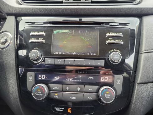 Used 2017 Nissan Rogue SV image 27