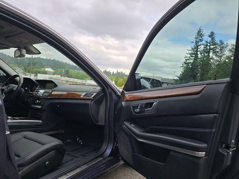 Used 2014 Mercedes-Benz E 350 4MATIC Sedan image 16