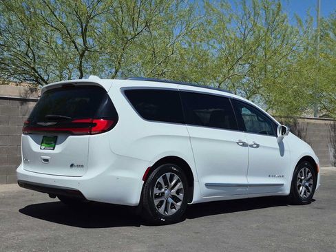 Used 2021 Chrysler Pacifica Pinnacle FWD image 9