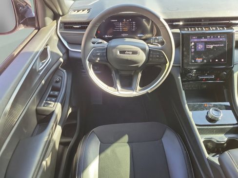Certified 2025 Jeep Grand Cherokee Altitude AWD/4WD image 9