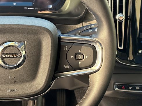 Used 2025 Volvo XC40 B5 Core image 20
