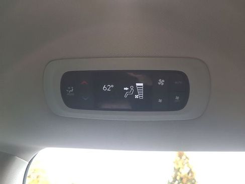 Used 2024 Chrysler Pacifica Touring-L FWD image 26