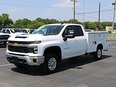 Used 2024 Chevrolet Silverado 2500 LT AWD/4WD image 2