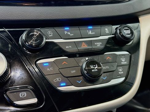 Used 2023 Chrysler Pacifica Touring-L FWD image 8