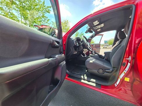 Used 2018 Toyota Tacoma TRD Off-Road w/ Technology Package AWD/4WD image 32