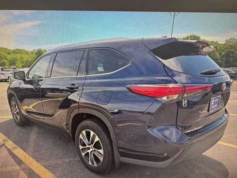 Used 2022 Toyota Highlander XLE AWD/4WD image 3