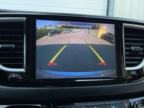 Used 2021 Chrysler Pacifica Touring-L FWD image 10