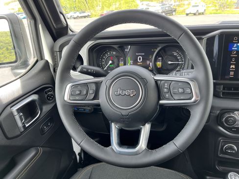 Used 2025 Jeep Wrangler Unlimited Sahara AWD/4WD image 28