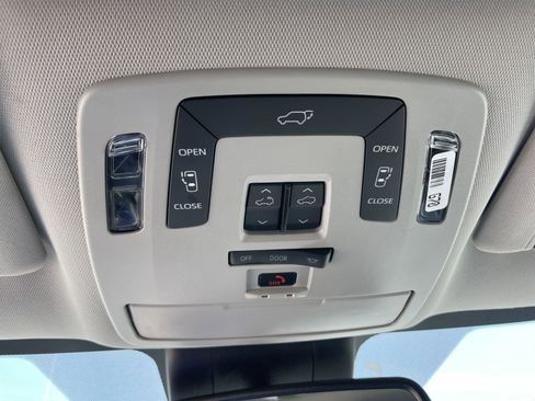 Used 2025 Toyota Sienna XLE FWD image 23