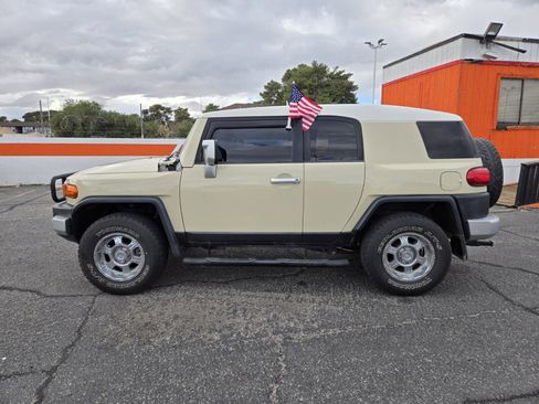 Used 2008 Toyota FJ Cruiser 2WD image 2