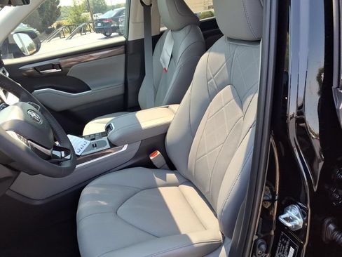 New 2026 Toyota Highlander Platinum AWD/4WD image 11