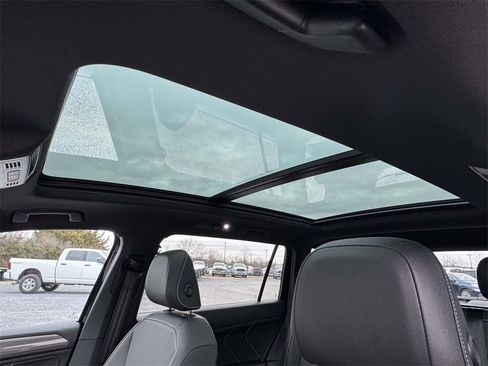Used 2023 Volkswagen Tiguan SE R-Line image 4