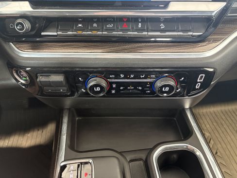 Used 2025 Chevrolet Silverado 1500 LT Trail Boss w/ Convenience Package II AWD/4WD image 19