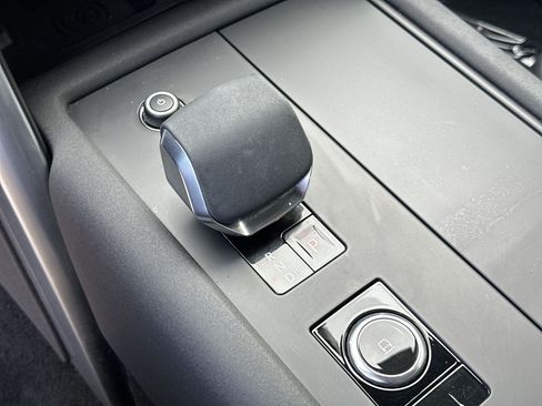 Used 2024 Land Rover Discovery Dynamic SE AWD/4WD image 19