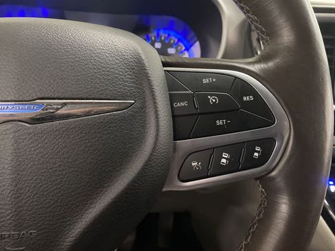 Used 2021 Chrysler Pacifica Touring-L FWD image 23