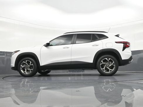 Used 2025 Chevrolet Trax LT FWD image 24