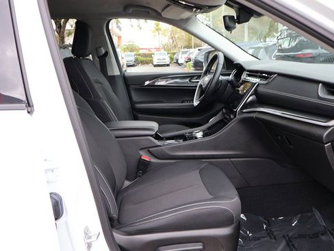 Used 2022 Jeep Grand Cherokee Laredo w/ Luxury Tech Group I image 29