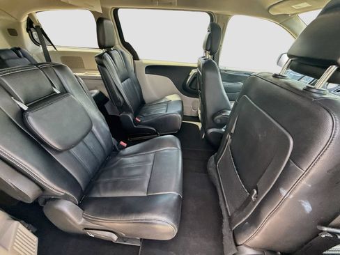 Used 2015 Chrysler Town & Country Touring FWD image 27