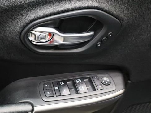 Used 2020 Jeep Cherokee Limited image 22