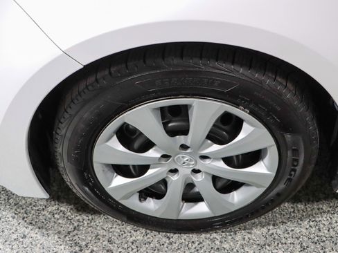 Used 2022 Toyota Corolla LE FWD image 11