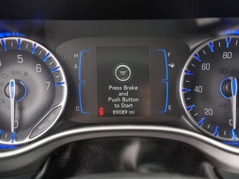 Used 2020 Chrysler Pacifica Touring-L FWD image 29