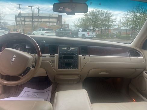 Used 2009 Lincoln Town Car Signature Limited RWD image 10