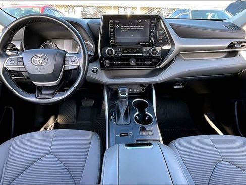 Used 2022 Toyota Highlander LE image 7