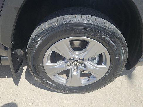 Used 2025 Toyota RAV4 XLE AWD/4WD image 2