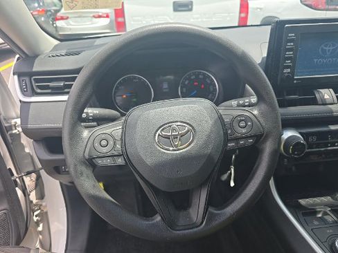 Used 2021 Toyota RAV4 LE AWD/4WD image 5