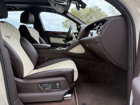 Used 2021 Bentley Bentayga image 2