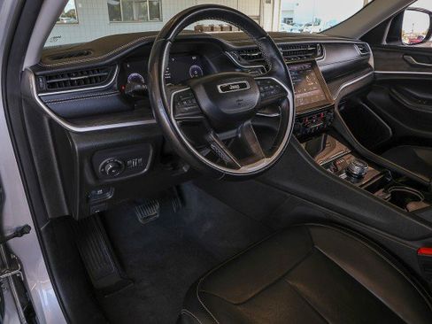 Used 2022 Jeep Grand Cherokee L Limited w/ Black Appearance Package AWD/4WD image 11