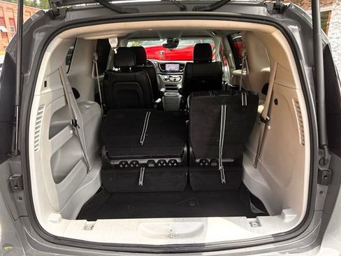 Used 2023 Chrysler Pacifica Touring-L FWD image 33