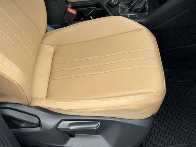 Used 2023 Volkswagen Tiguan SE w/ Panoramic Sunroof Package AWD/4WD image 11