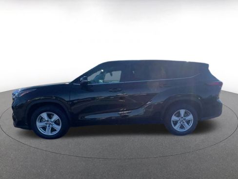 Used 2025 Toyota Highlander LE image 9