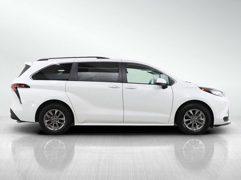 Used 2022 Toyota Sienna LE image 6