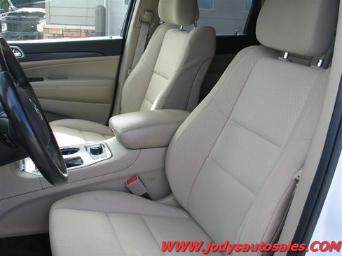 Used 2019 Jeep Grand Cherokee Laredo AWD/4WD image 5